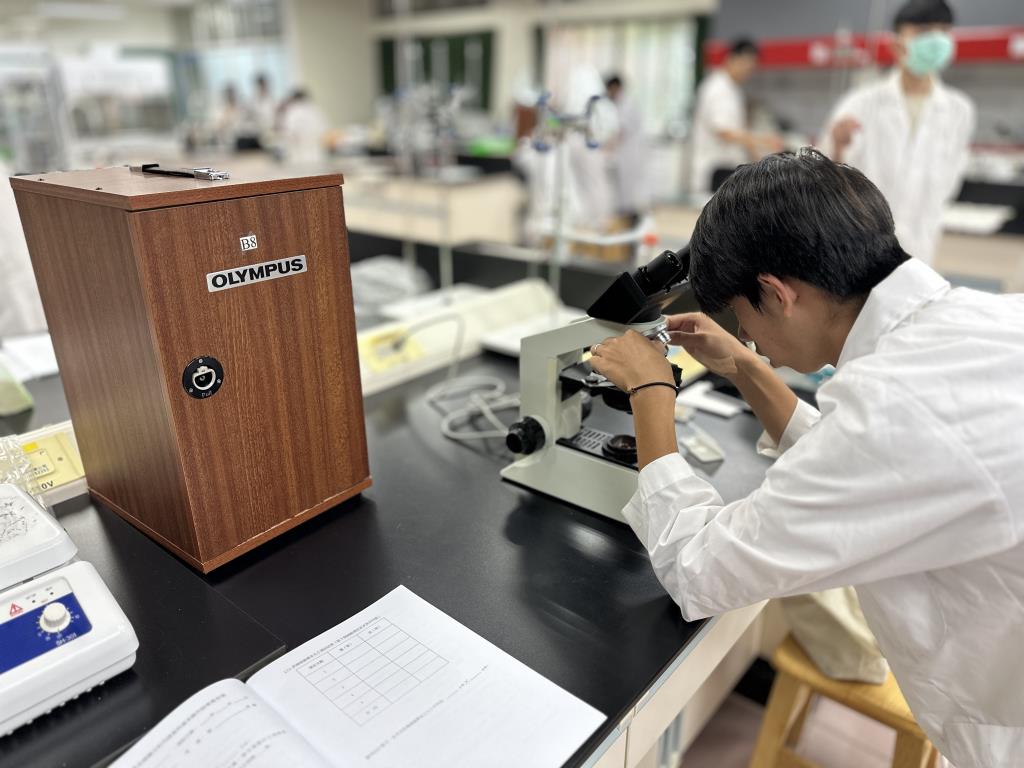 長榮大學食安學程再傳捷報 兩位大四畢業生考取食品檢驗分析技術士乙級證照