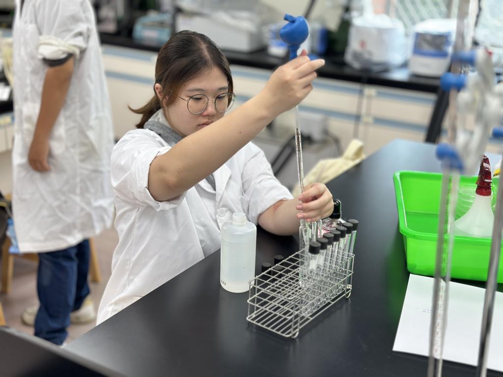 長榮大學食安學程再傳捷報 兩位大四畢業生考取食品檢驗分析技術士乙級證照