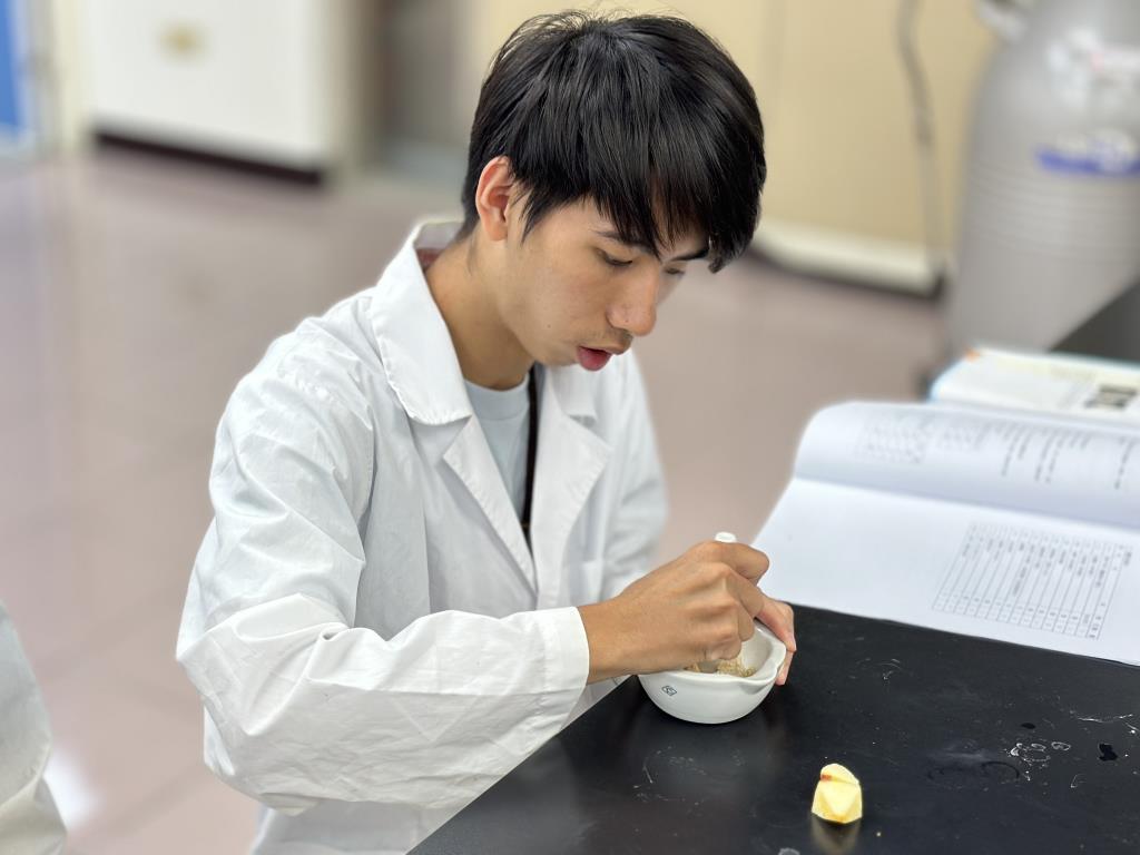 長榮大學食安學程再傳捷報 兩位大四畢業生考取食品檢驗分析技術士乙級證照