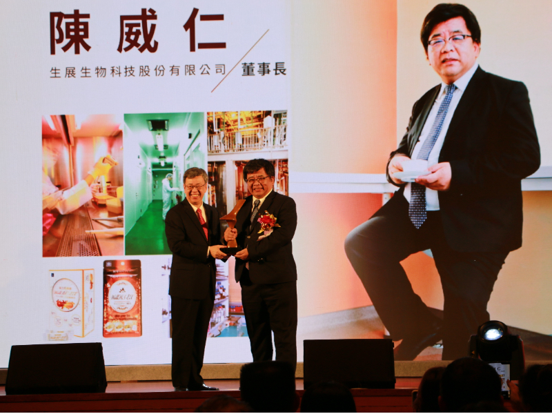The Winner of 2024 Entrepreneurial Achievement Award, Chairman Chen Wei-Jen, CJCU PhD Alumnus