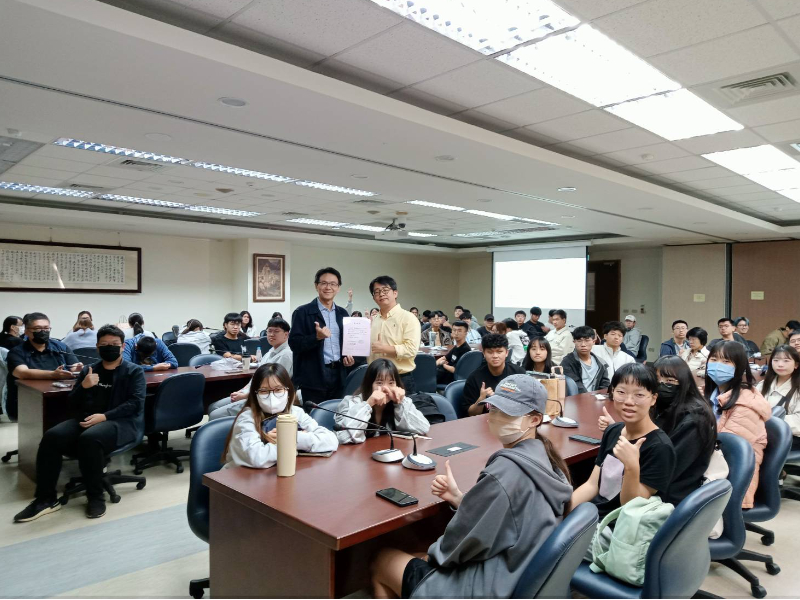 這是關於【【通識教育中心跨領域講座】 社區GIS：讓地方記得自己的故事—張智傑執行長】這一則訊息的封面圖片