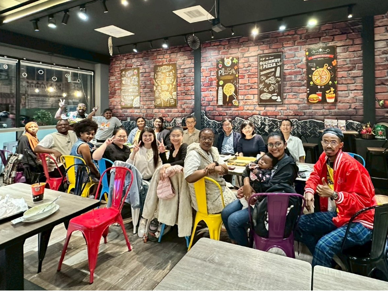 這是關於【跨文化交流增進情誼： 經營管理碩、博班國際生歡聚吃披薩 在台灣共築溫暖支持網】這一則訊息的封面圖片