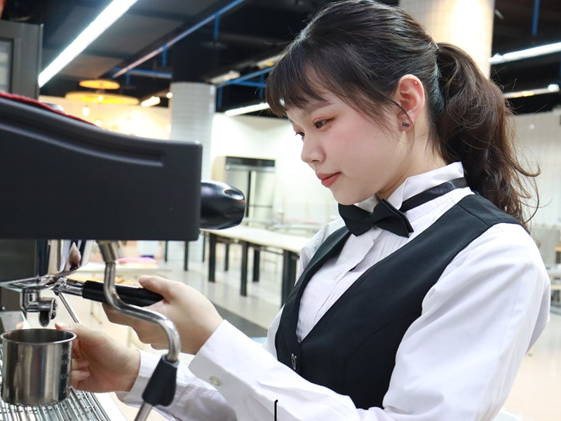 這是關於【「能在客人還沒開口前，預先察覺需求並提供所需，就是我想做到的服務境界。」 觀餐系蔡佩均於「雲品溫泉酒店」實習】這一則訊息的封面圖片