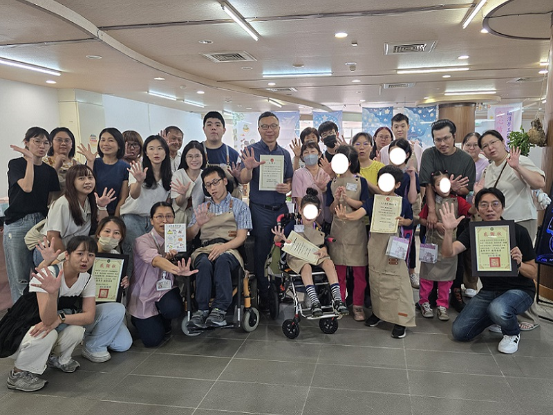 這是關於【大手牽小手，校園裡的暖心轉銜課！長榮大學特教生化身店長，帶領國小身障童體驗職場】這一則訊息的封面圖片