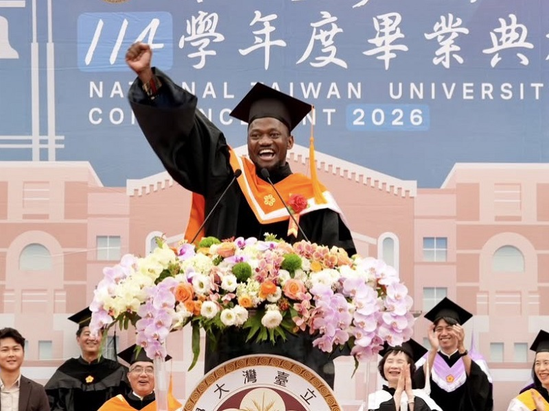 這是關於【從坦尚尼亞偏鄉到臺大博士殿堂 長榮大學IPSD首屆校友內森榮獲博士學位並獲選畢業生代表致詞】這一則訊息的封面圖片