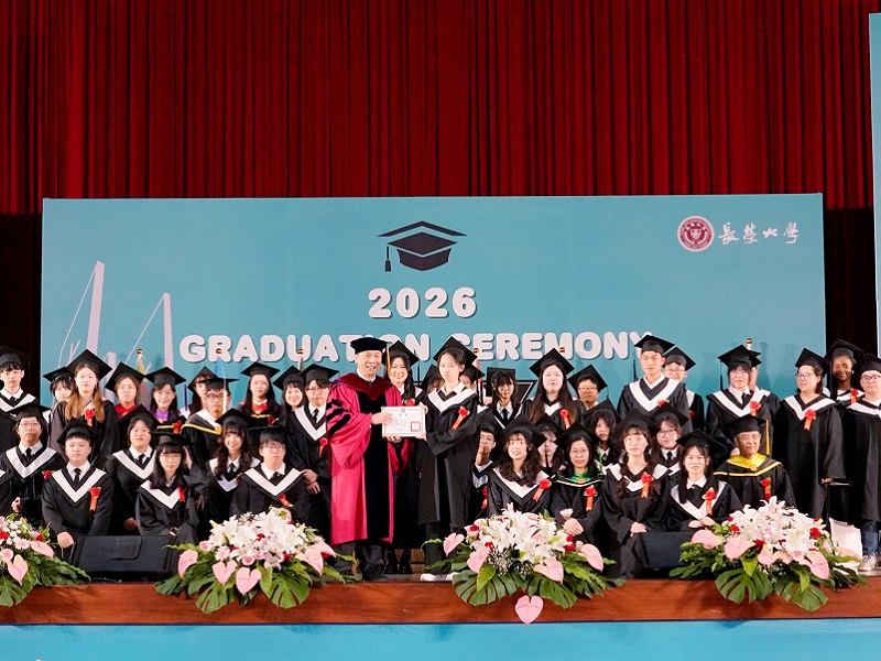 這是關於【長榮大學2026畢業典禮盛大舉行　校友Nathan與畢業生程建凱以生命故事感動全場】這一則訊息的封面圖片