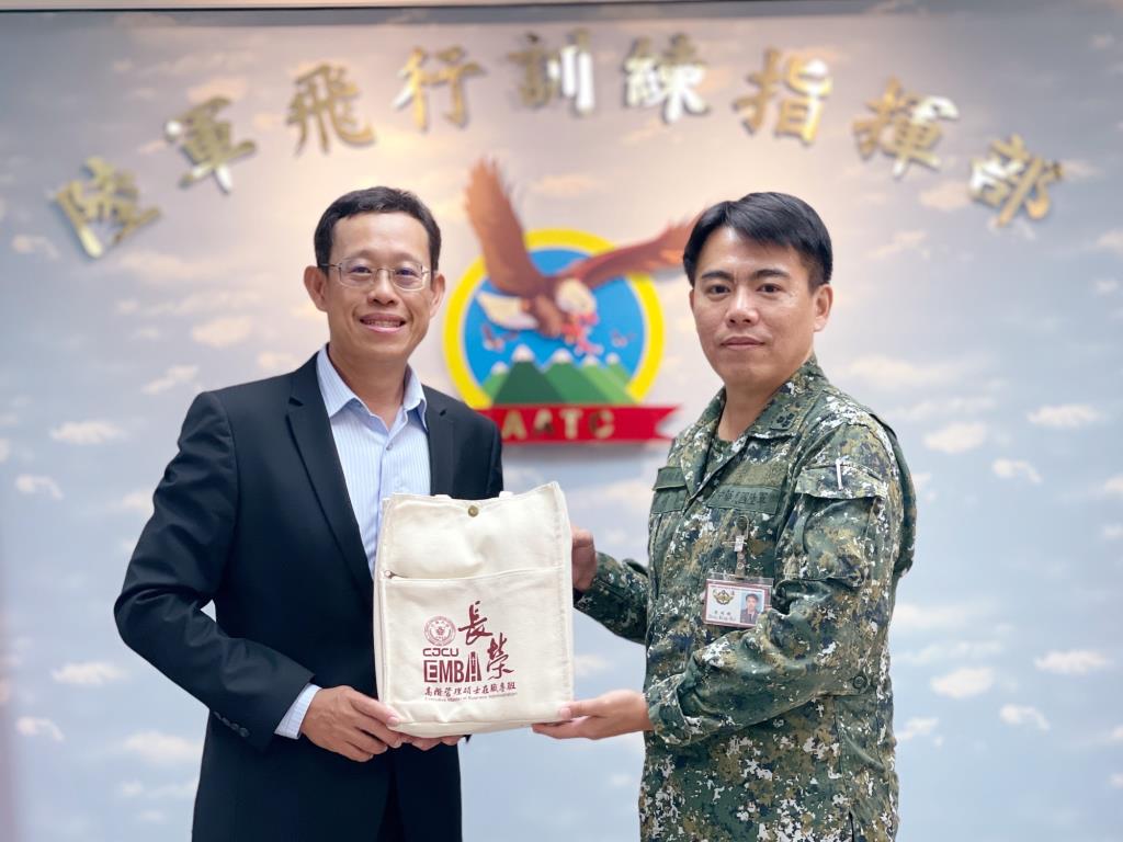 翁耀臨執行長拜訪陸軍飛行訓練指揮部周明輝政戰主任