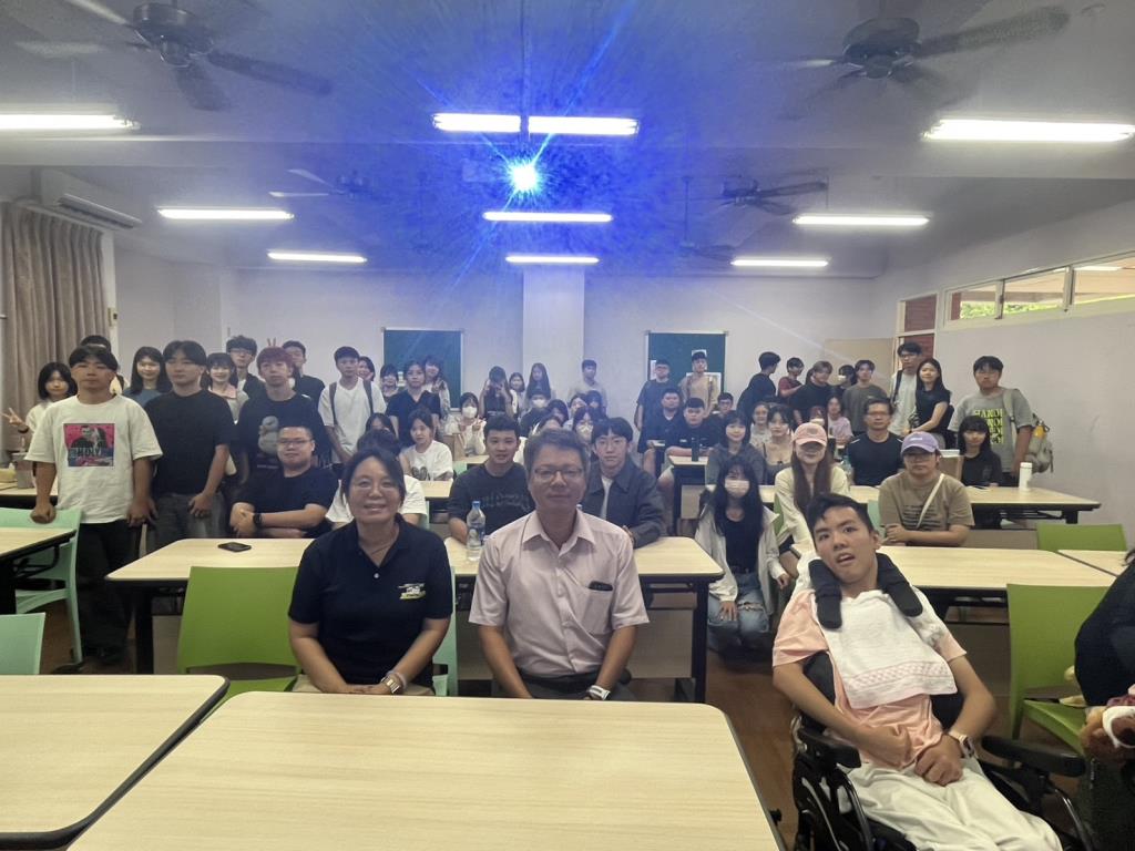 航管系專題講座-中華航空高雄分公司曾通潔主任專講「航空公司運務人員如何面對科技服務的挑戰」