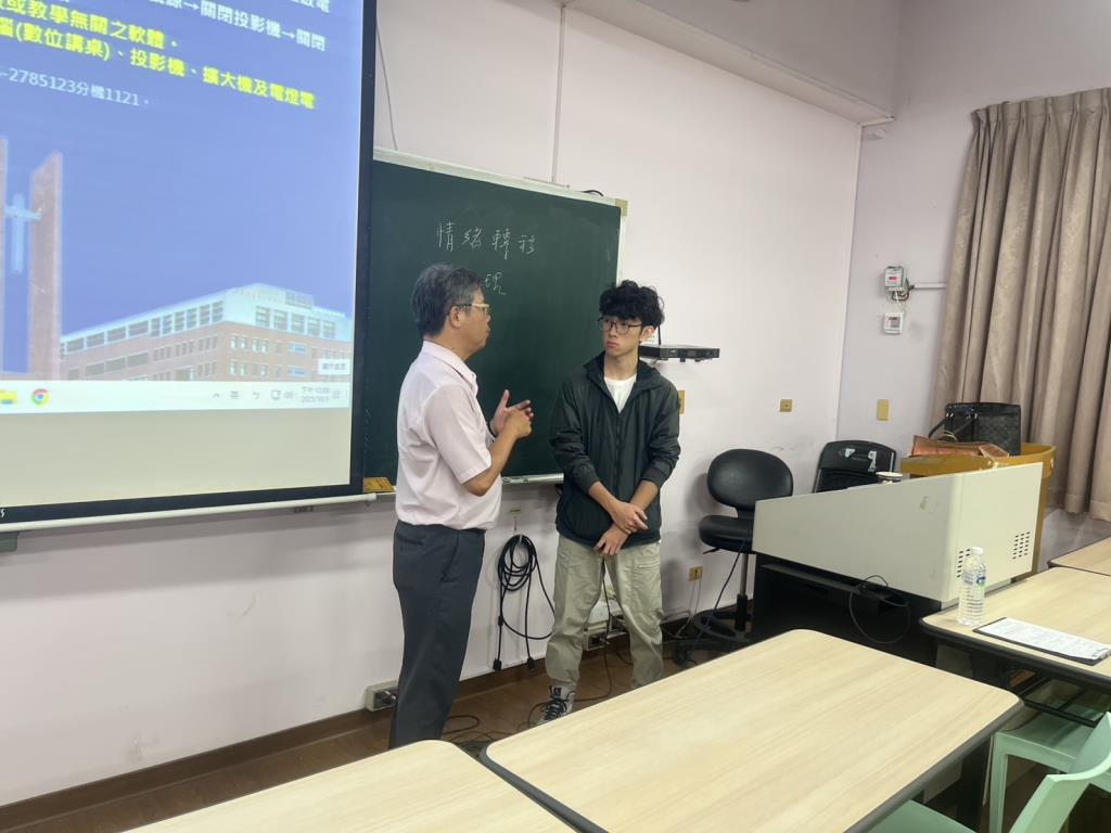 航管系專題講座-中華航空高雄分公司曾通潔主任專講「航空公司運務人員如何面對科技服務的挑戰」