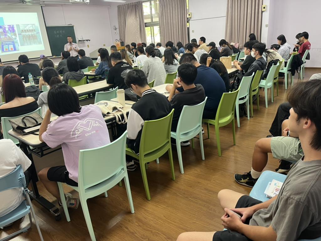 航管系專題講座-中華航空高雄分公司曾通潔主任專講「航空公司運務人員如何面對科技服務的挑戰」