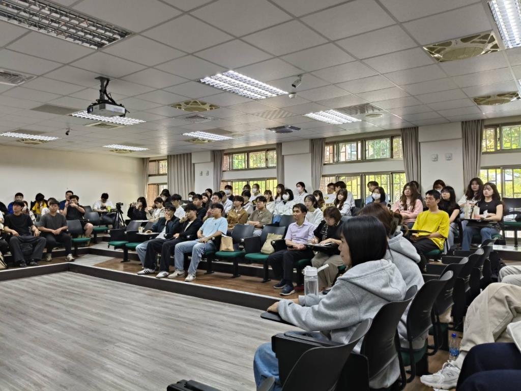 【航管系學術專題講座】中華航空公司職涯分享