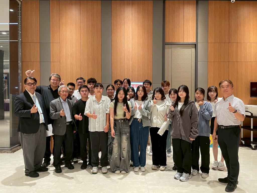 長榮大學土地管理與開發學系系友會迎新餐會 暨 新生入學獎助學金頒發典禮圓滿舉行