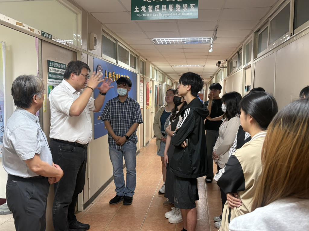 傳承與勉勵：長榮大學土開系頒發系友會及劉金錞女士獎助學金