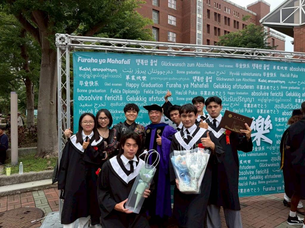 長榮大學於2026年6月6日(星期六)舉行畢業典禮,現場氣氛溫馨而隆重,充滿感恩與祝福的氛圍。