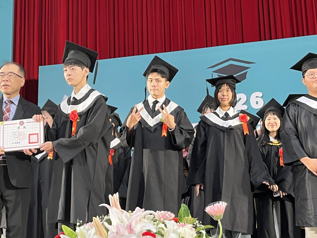 長榮大學於2026年6月6日(星期六)舉行畢業典禮,現場氣氛溫馨而隆重,充滿感恩與祝福的氛圍。