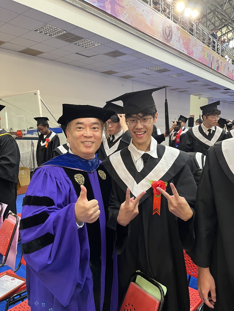 長榮大學於2026年6月6日(星期六)舉行畢業典禮,現場氣氛溫馨而隆重,充滿感恩與祝福的氛圍。