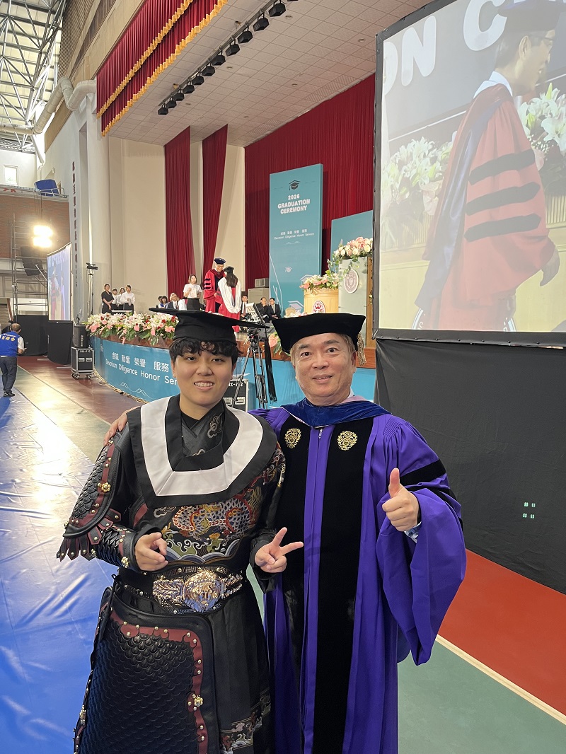 長榮大學於2026年6月6日(星期六)舉行畢業典禮,現場氣氛溫馨而隆重,充滿感恩與祝福的氛圍。
