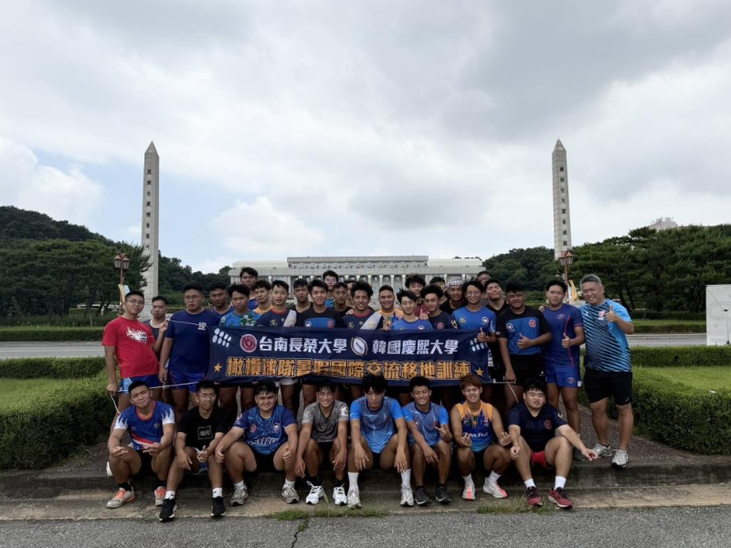 練習後在慶熙大學圖書館拍照