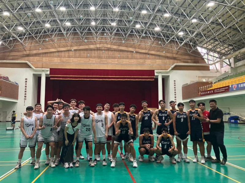 長榮大學運技系與臺灣體育運動大學境外生進行男籃友誼賽 切磋球技與文化交流