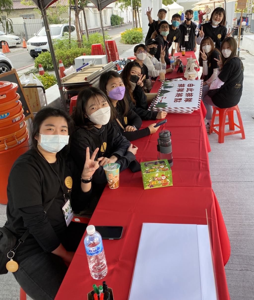 觀餐系學生支援台南市聖誕市集活動圓滿完成