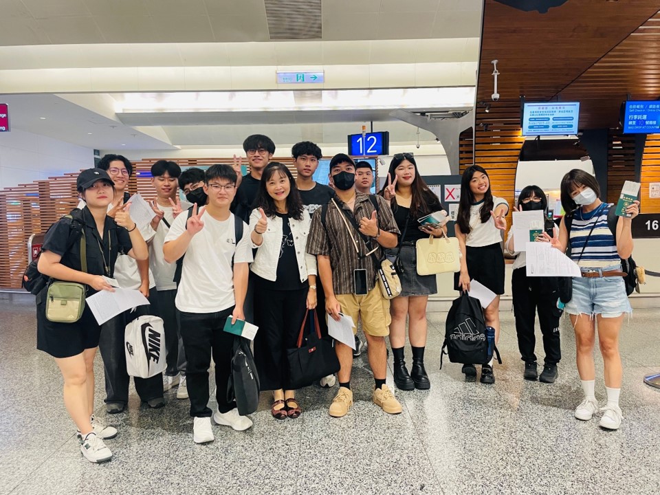 觀餐系學生參加韓國漢陽女子大學文化交流研習_在桃園機場合照2