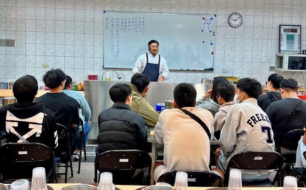 光復商工學生專注聆聽講解