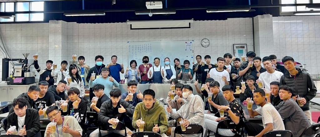 光復商工師生與潘思勤老師合照