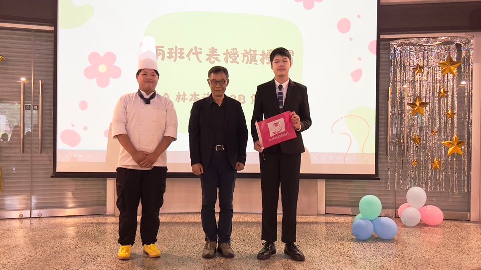 管理學院徐文華執行長致詞嘉勉，與觀餐系學生合照