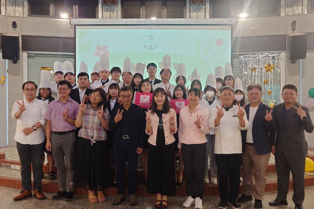 觀餐系教師與大三同學合照