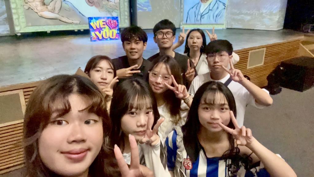 圖片2 觀餐系學生在塗鴉秀舞台前合照