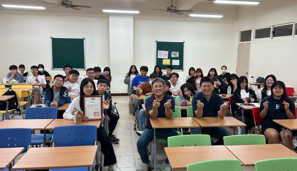 圖片2 王詠詩學姐回娘家與師長、學弟妹開心合影