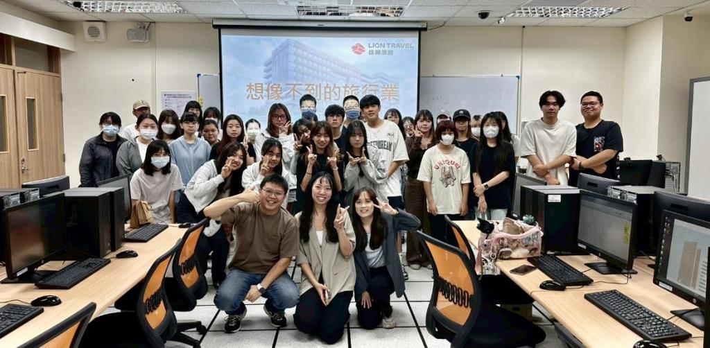 圖片1 兩位學姐與黃裕盛老師及學弟妹開心合影