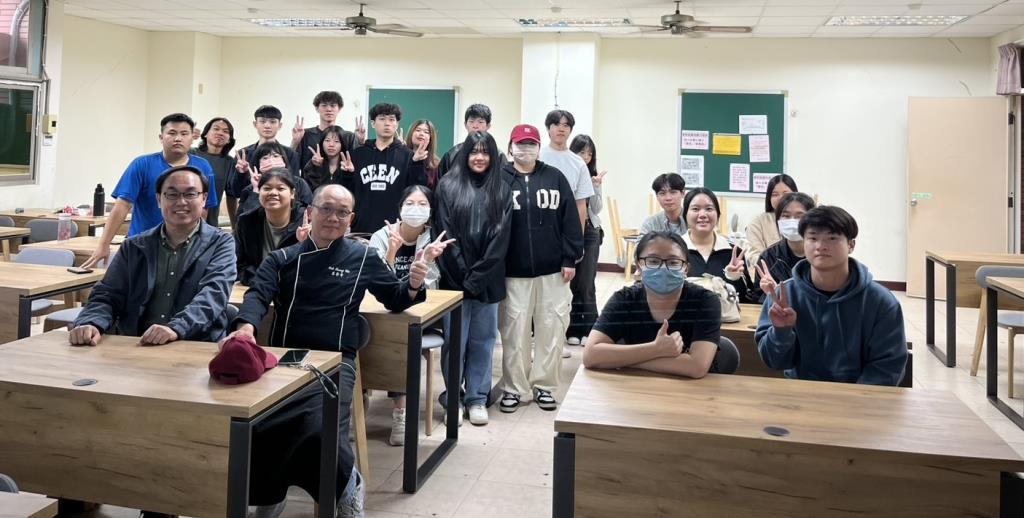 圖片1 葉總監與觀餐系師生合照