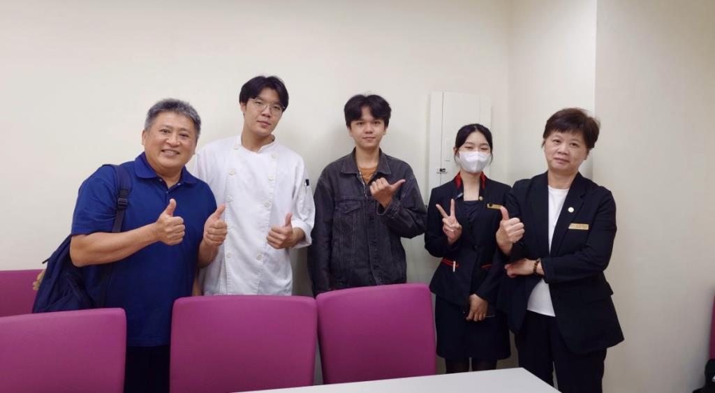 圖片2 潘思勤老師(左1)在台北圓山大飯店訪視實習生(林家豪左2)