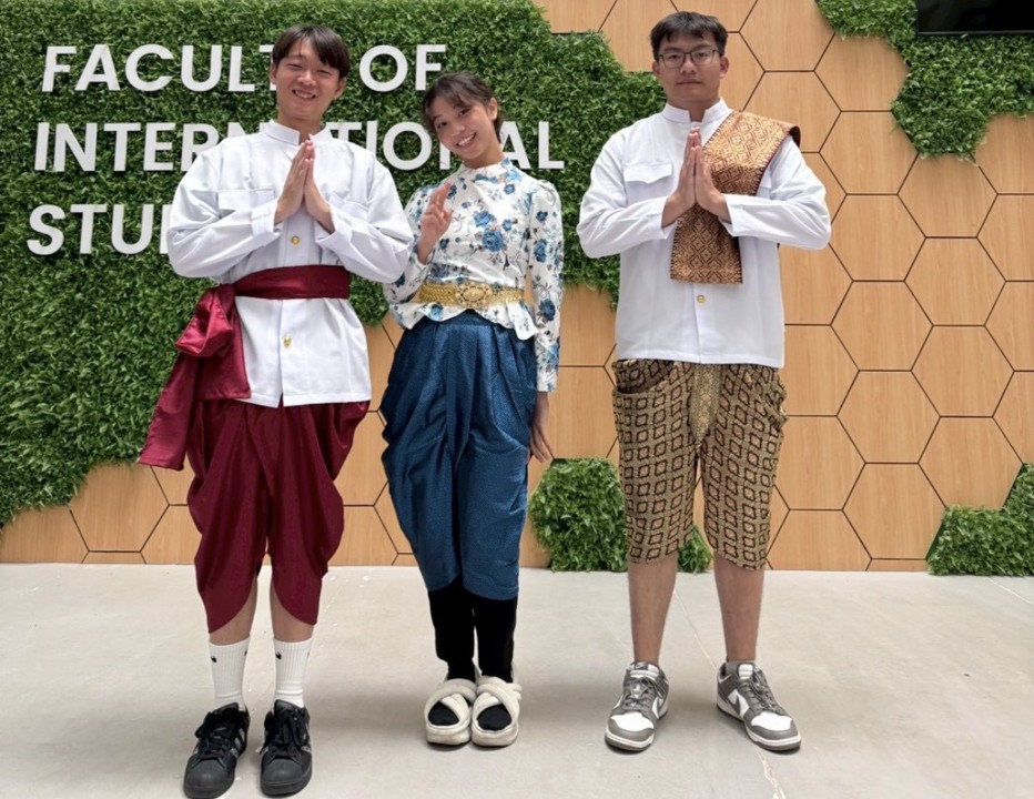 圖片2 泰服體驗 (熊威程-左、劉芷妤-中、蘇泓瑋-右)