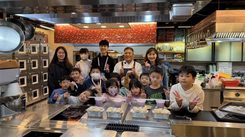 圖片1 小小廚師餐飲實作初體驗大合照