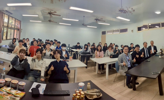 圖片1 台日兩校師生於交流活動後合影留念