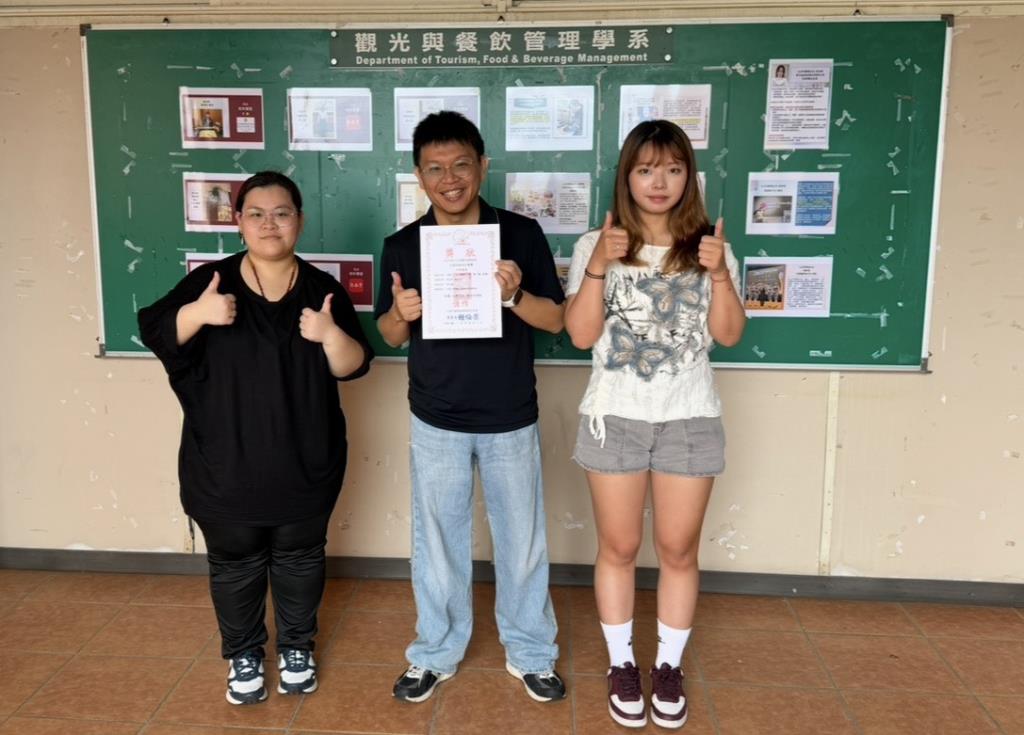 圖片1  葉庭妤(右)、賴孟芝(左)與黃裕盛指導老師(中)合照