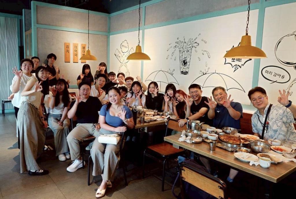圖片2  112級畢業系友回娘家餐敘_大合照2