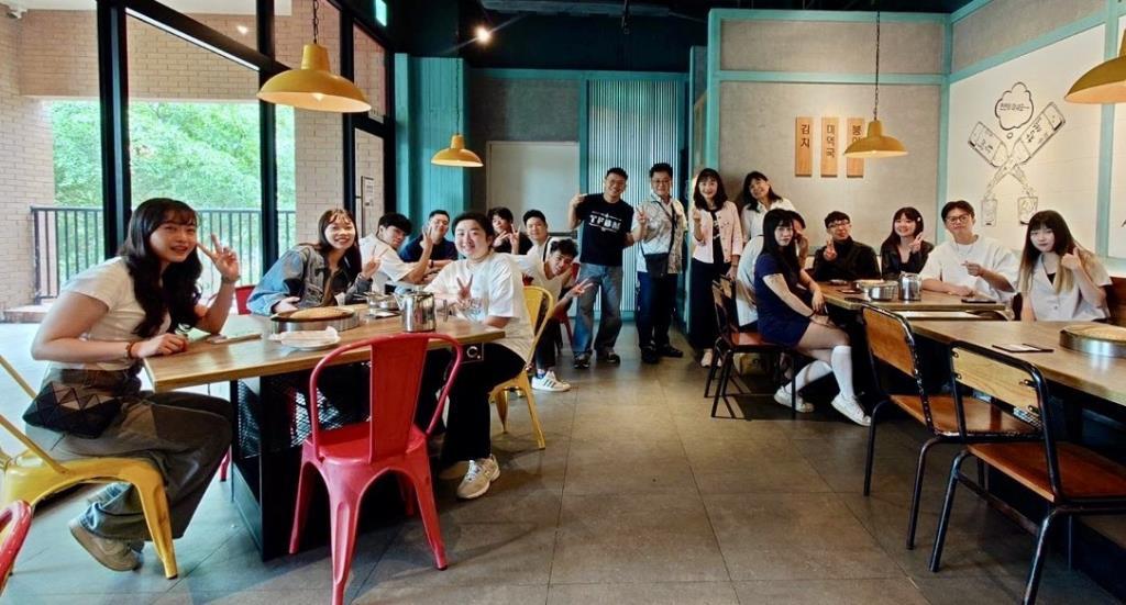 圖片1  112級畢業系友回娘家餐敘_大合照1