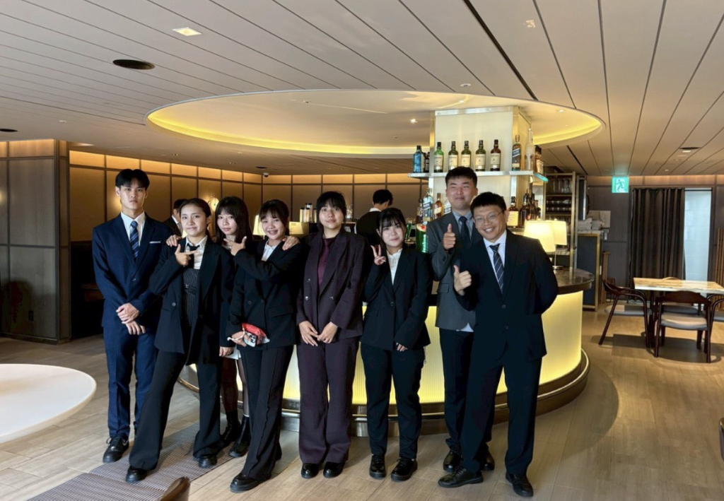 圖片2  黃裕盛老師(前排右1)與同學參訪首爾大使鉑爾曼酒店-2
