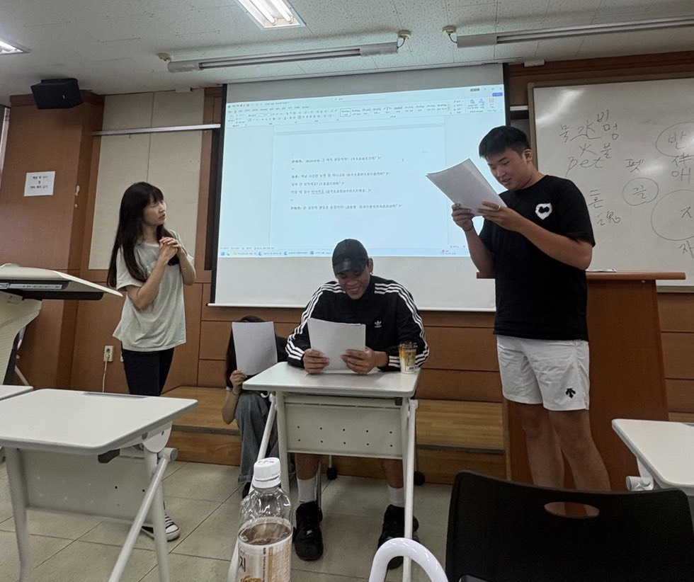 圖片2 觀餐系學生透過情境對話與角色扮演，練習韓語表達並認識韓國流行用語