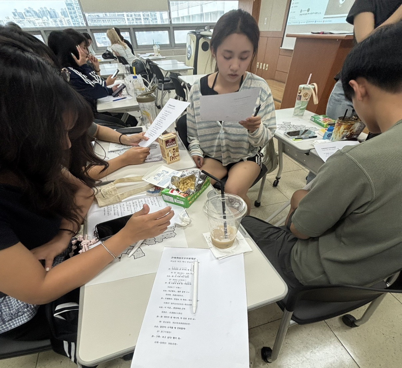 圖片1 觀餐系學生分組研讀韓語教材，學習韓國流行用語與生活會話