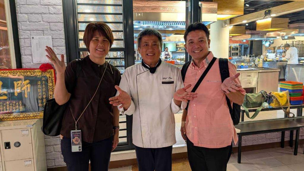 圖片2 宮古島教師與潘思勤老師合影