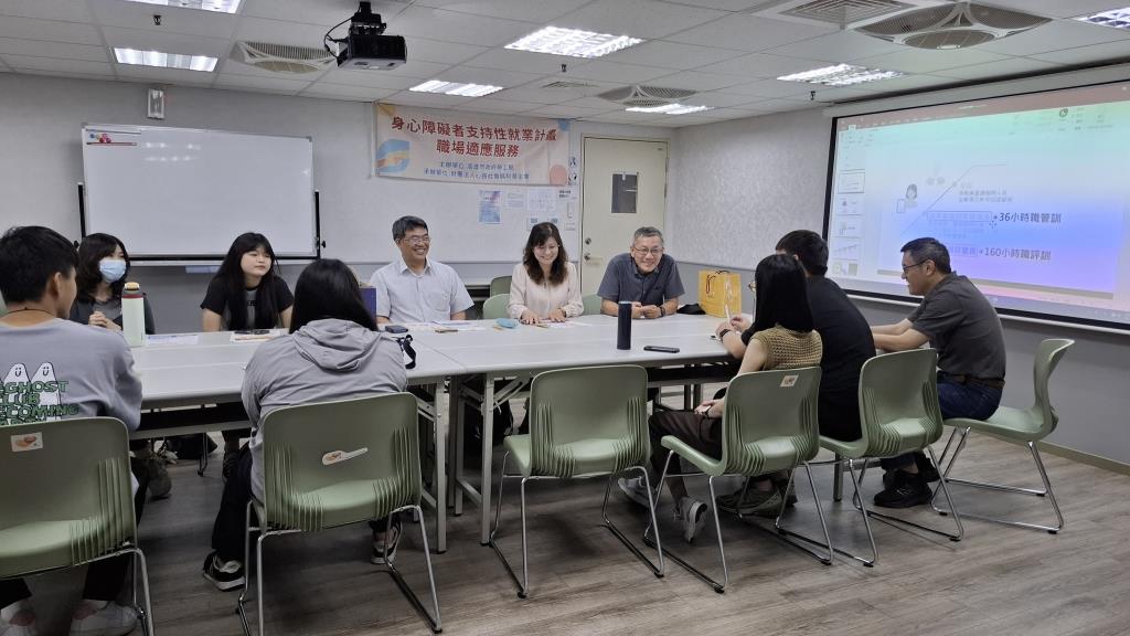 系友職場拜訪列車停靠高雄心路基金會-就業服務中心