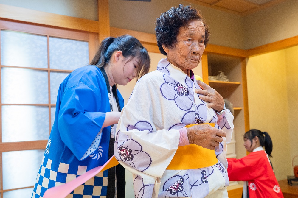 一粒麥子基金會「龍崎區石𥕢社區照顧關懷據點」長輩 蒞校體驗日本文化