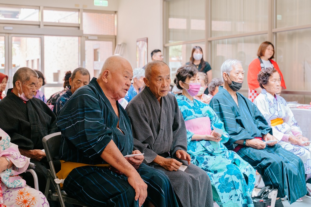 一粒麥子基金會「龍崎區石𥕢社區照顧關懷據點」長輩 蒞校體驗日本文化