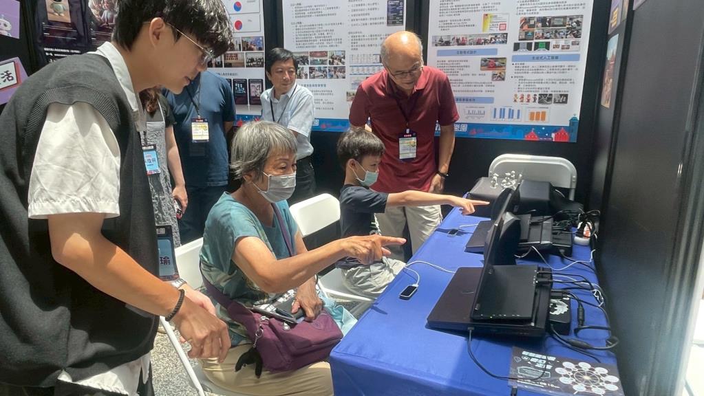 長榮大學生成式AI遊戲於高雄科工館掀跨世代互動熱潮