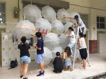 長榮大學美術系與十鼓文創進行「2018十鼓夏日藝術季」雨傘彩繪活動