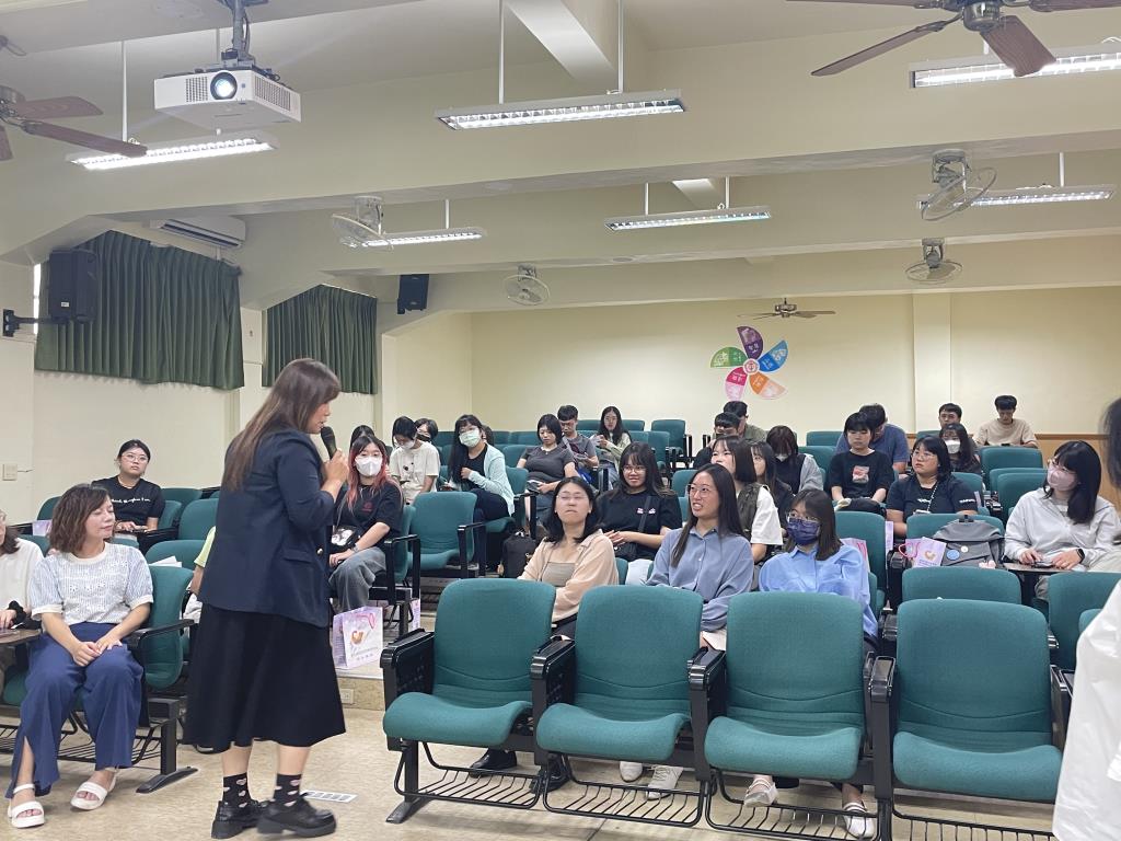 深化實務連結 長榮大學健康心理系邀請「自然就好心理諮商所」創辦人陳信昭精神科醫師蒞校演講